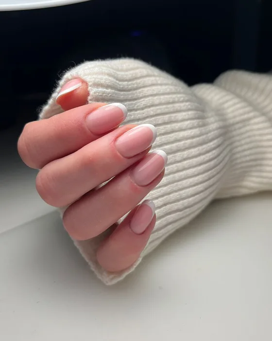 Stylistka Boskie Pazy podczas zabiegu manicure w Gaszowicach